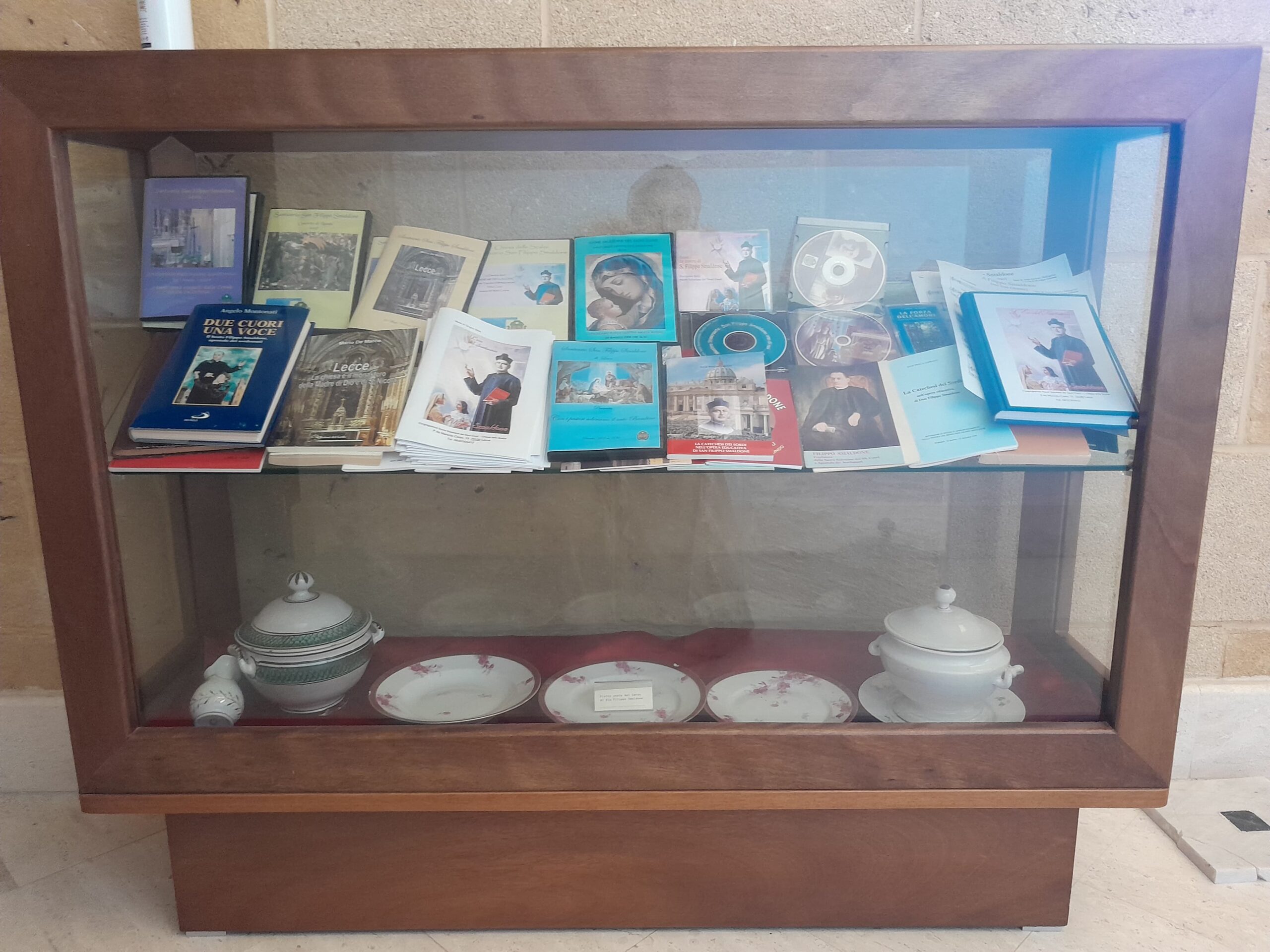 Alguns acervos de livros, cds, dvds sobre a história do Fundador e louças que ele usou