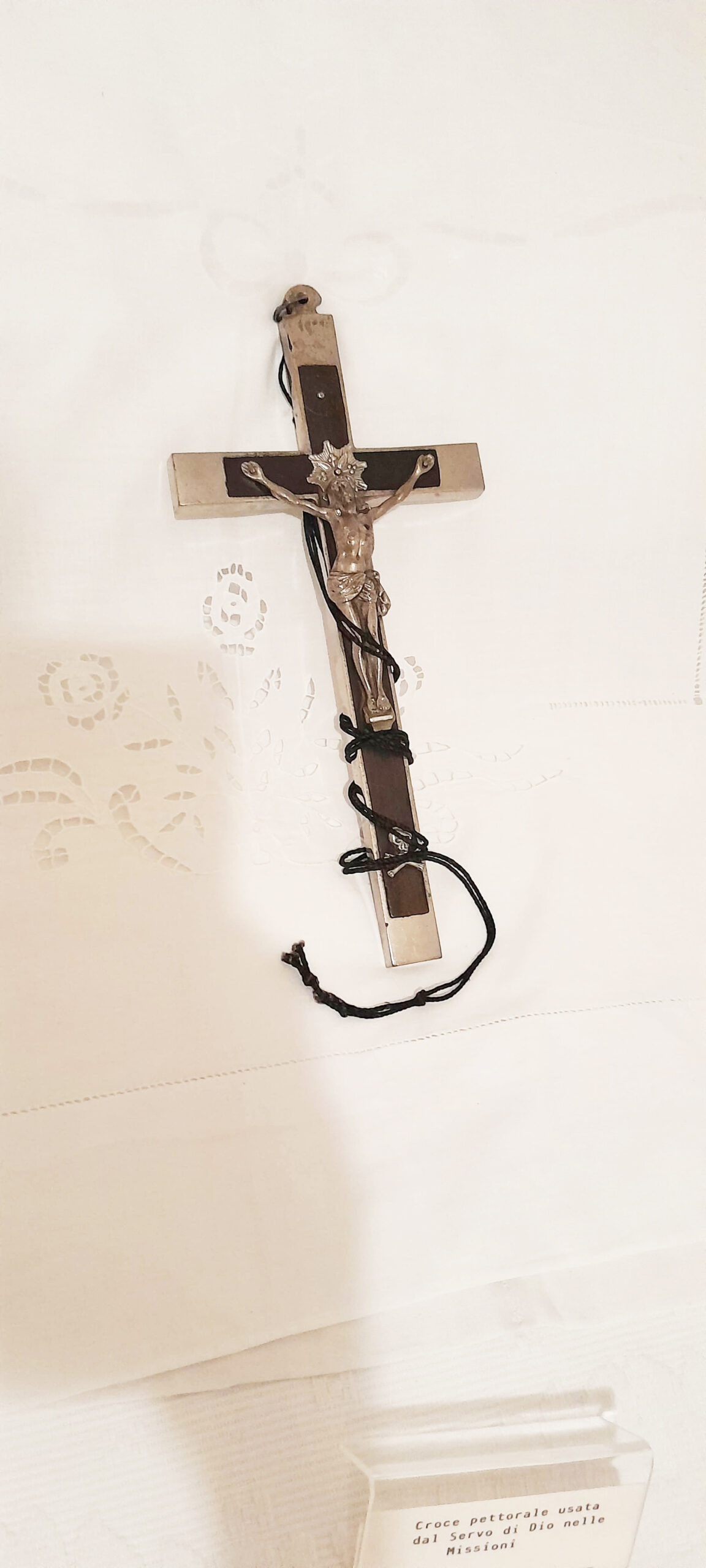 Cruz peitoral usada por São Filippo na missão