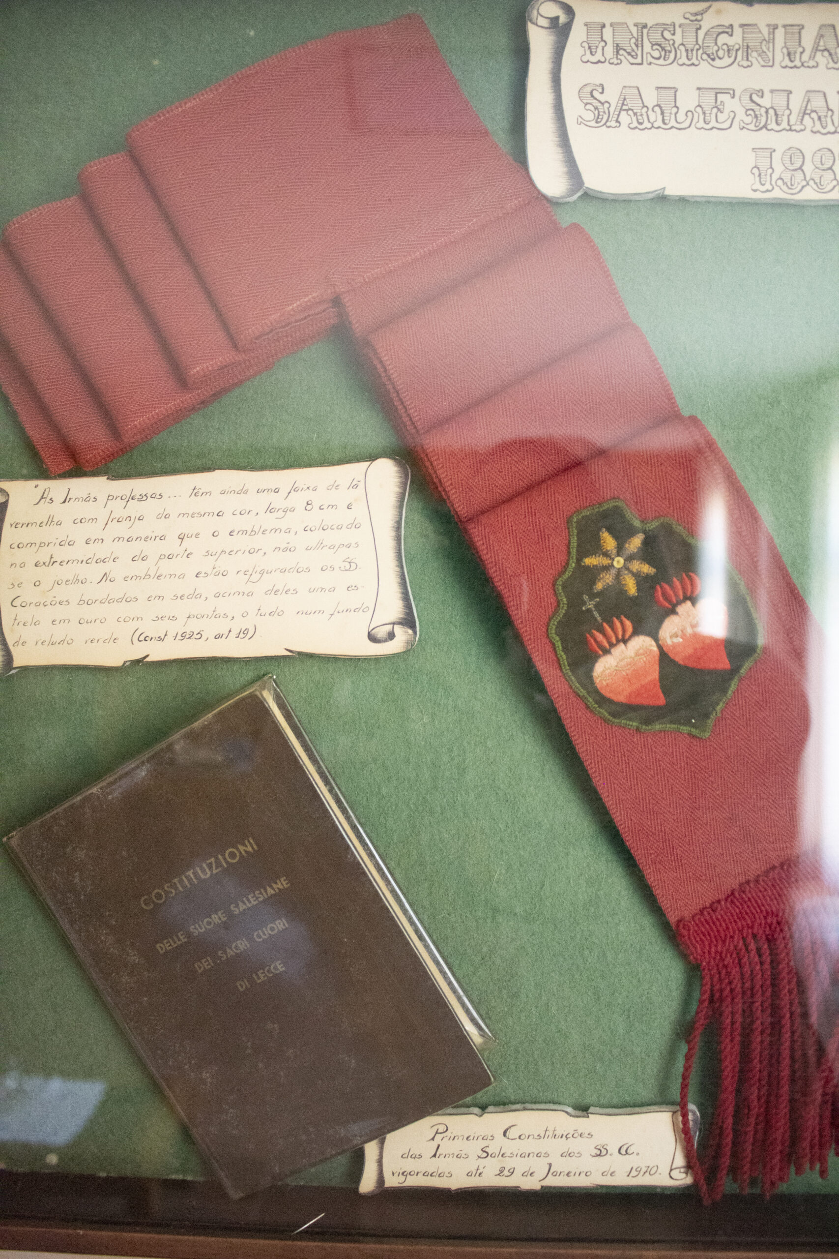 Faixa de lã vermelha usada no primeiro hábito