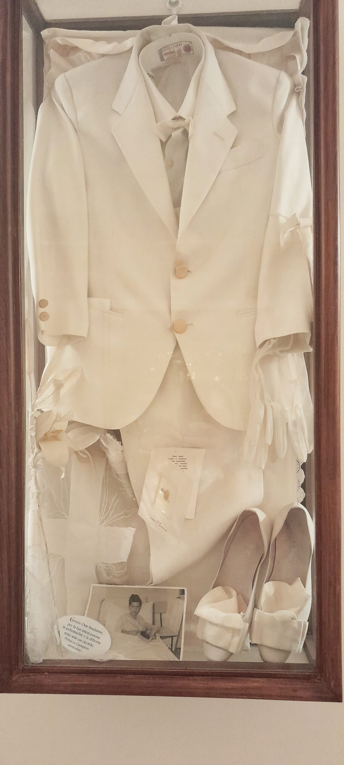 Roupa de primeira comunhão do menino Giuseppe Gianpiero Petracca que foi milagrosamente curado por São Filippo