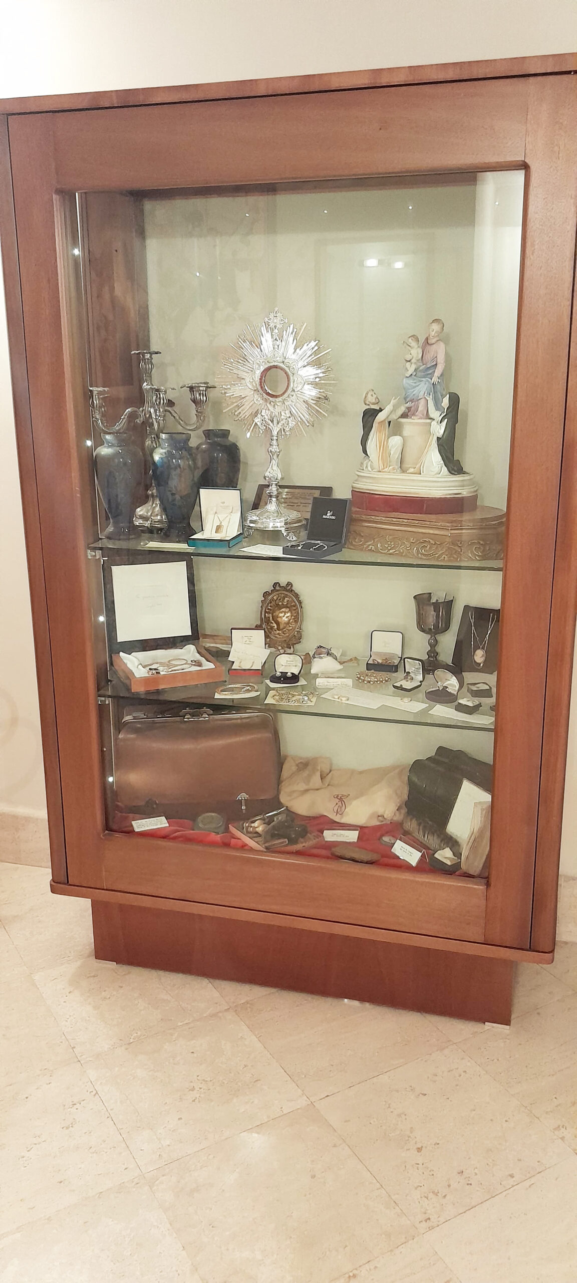 Testemunhos históricos de graças recebidas por intercessão de São Filippo e na parte inferior objetos pessoais pertencentes a ele.